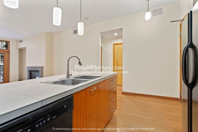 Foto del edificio - Wonderful One Bedroom Plus den in Prime Pe...