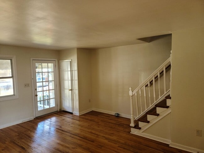 Foto del edificio - 4443 Scotia Rd