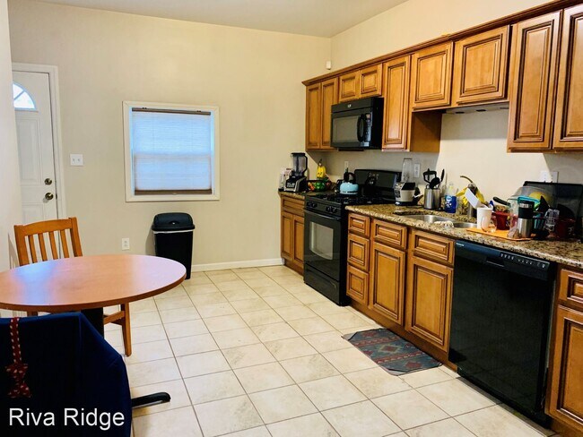 Foto del edificio - 2 br, 1.5 bath House - 154 Pius St.