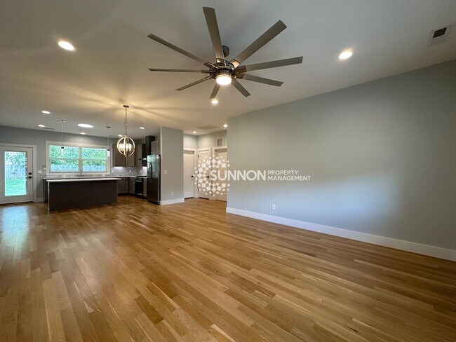 Foto del edificio - Gorgeous Updated 4 Bedroom Ranch Home