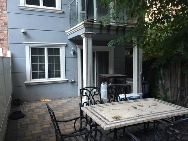 Foto del edificio - 212 E 35th St