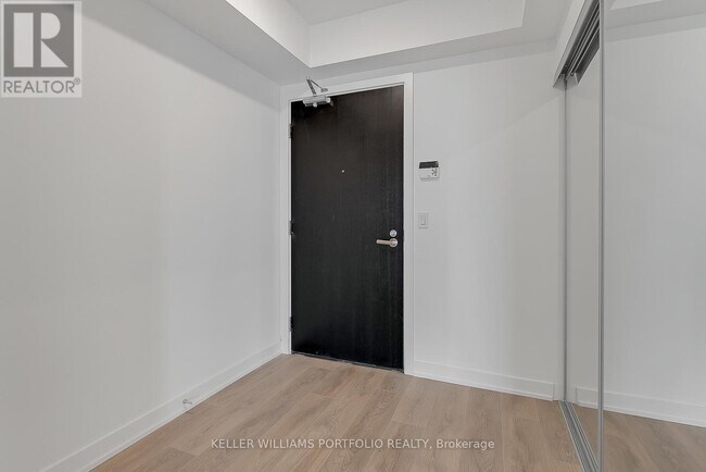 Building Photo - 501 Yonge St