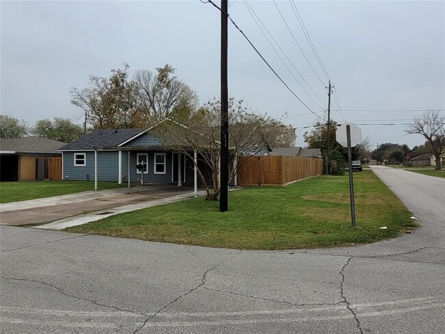 Building Photo - 2502 Estate Dr