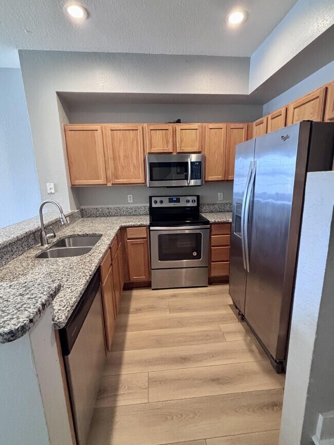 Foto del edificio - Colibri Way Townhome