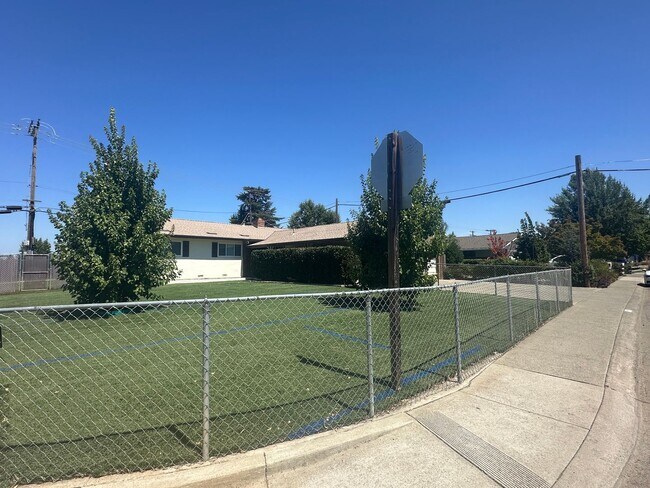 Foto del edificio - 9101 Rosewood Dr