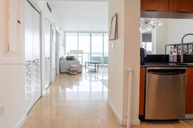 Building Photo - 1800 N Bayshore Dr