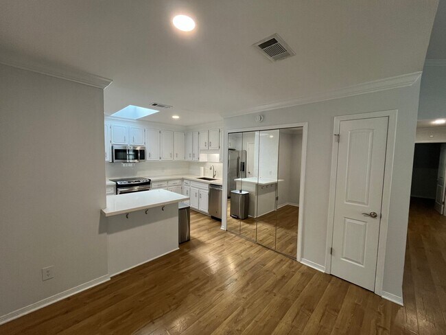Foto del edificio - Modern Comfort Meets Prime Location in Vic...