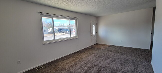 Foto del edificio - 3 bedroom 1.5 bath with a Large Detached Garage