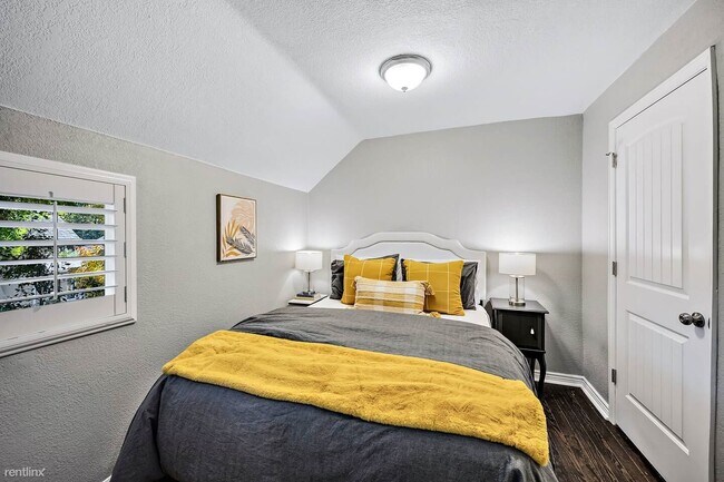 Building Photo - 3 br, 2.5 bath House - 1020 East Dakota Av...