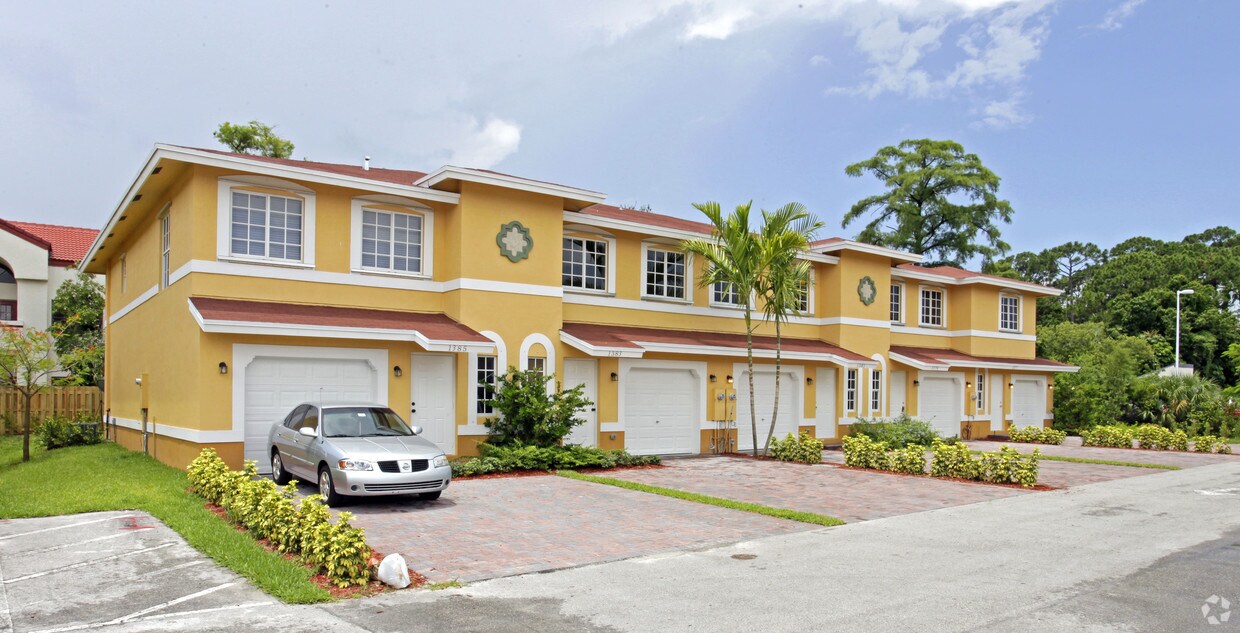 Primary Photo - Avon Point Townhomes