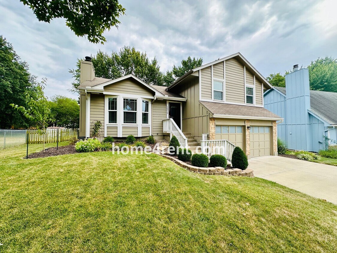 Foto principal - Wonderful Three Bedroom Olathe Home in a Q...