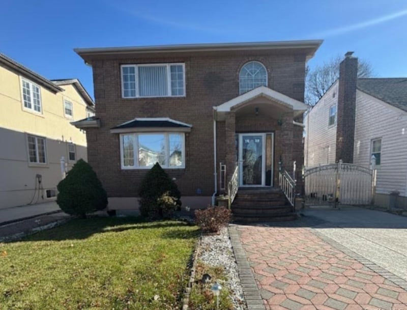 Foto principal - 85-19-8239 239th St