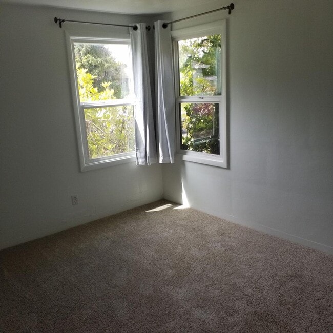 Building Photo - Pending Applications! Charming 3-Bedroom Home