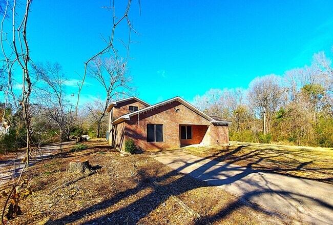 Foto del edificio - Welcome to this charming 2 bedroom, 2 bathroom home in Henderson, Texas!