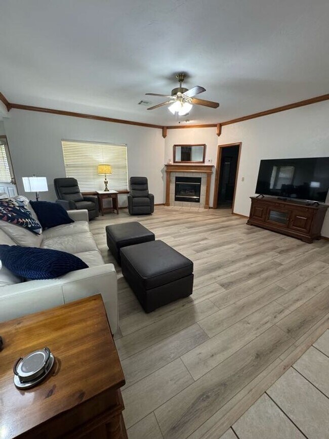 Foto del edificio - Fully Furnished, Short-Term Rental - (3) Bed/(2) Bath + Office! Pool Access!