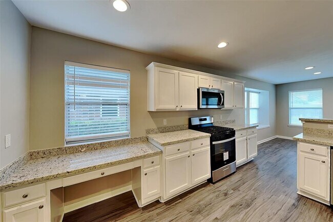 Foto del edificio - 8831 Aberdeen Oaks Dr