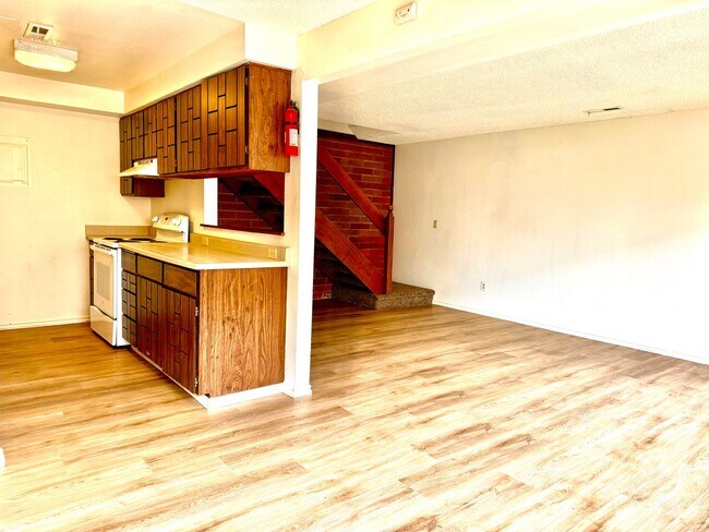 Building Photo - 1211 W Ivy Ave