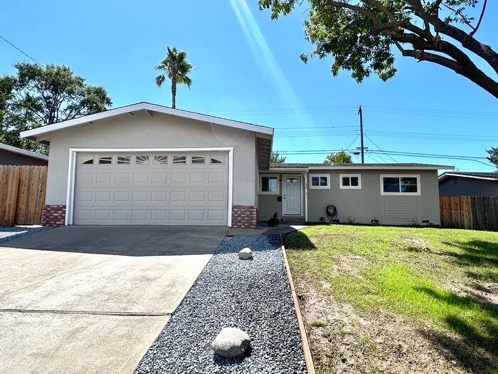 Primary Photo - Beautiful 3 bedroom 2 Bathroom For Rent in...