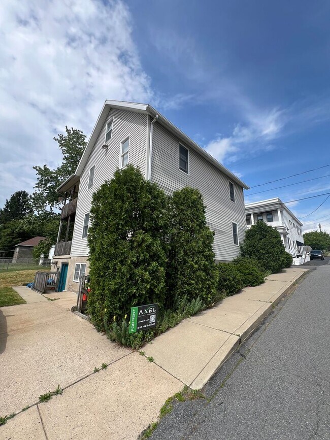 Building Photo - 301 E Elm St