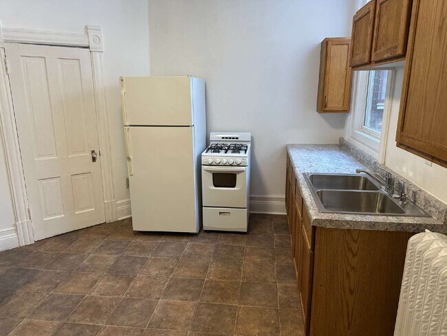 Foto del edificio - "Charming Studio Retreat on East 3rd Street – Your Cozy Duluth Escape!"