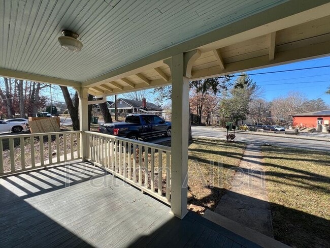 Building Photo - 125 Burton St