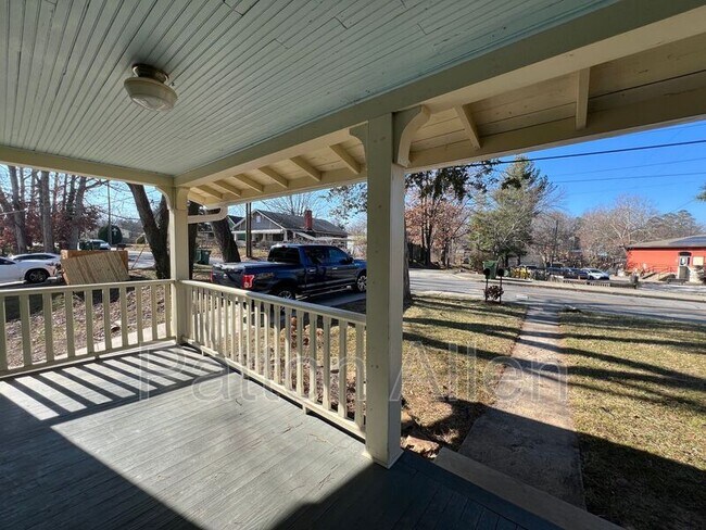 Foto del edificio - 125 Burton St