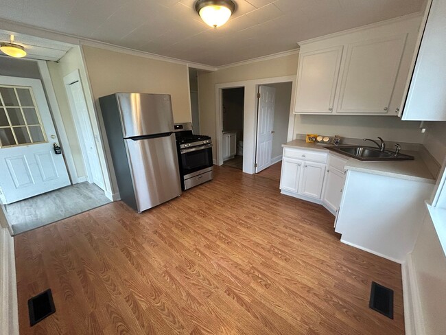 Building Photo - Newly Renovated 2 Bedroom House