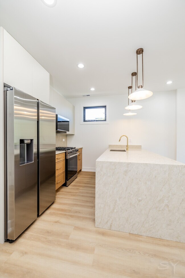 Foto del edificio - 3327 W Division St