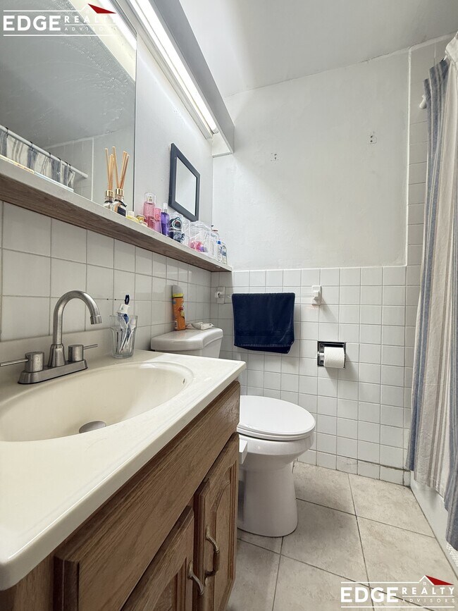 Building Photo - 144 Kenrick St