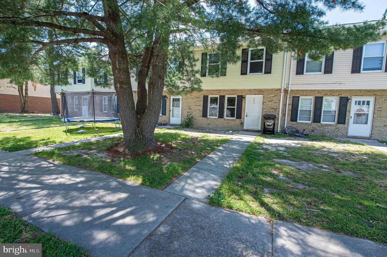 Primary Photo - 726 Hemlock St