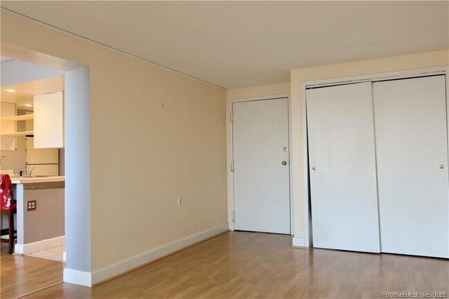 Foto del edificio - 60 Strawberry Hill Ave