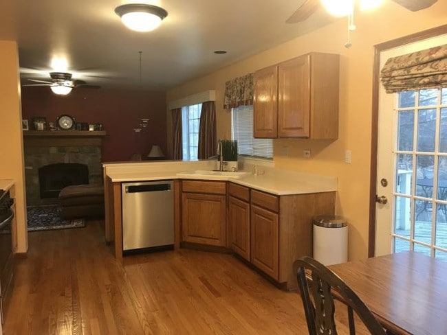 Building Photo - 3 bedroom in Aurora IL 60502