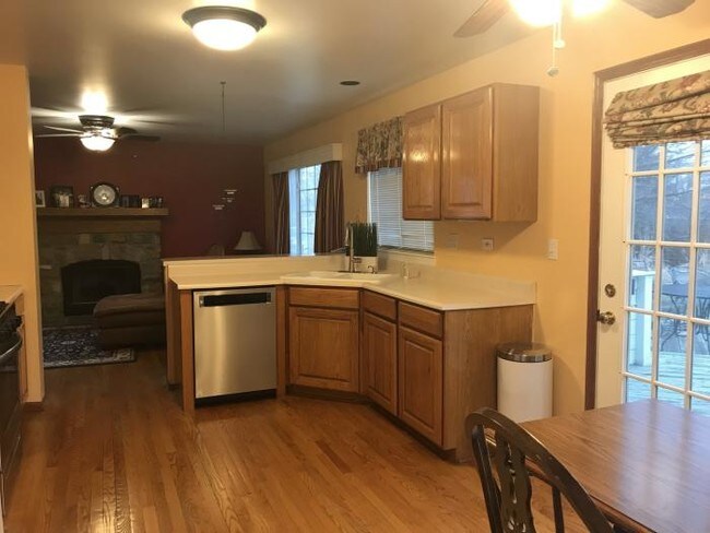Foto del edificio - 3 bedroom in Aurora IL 60502