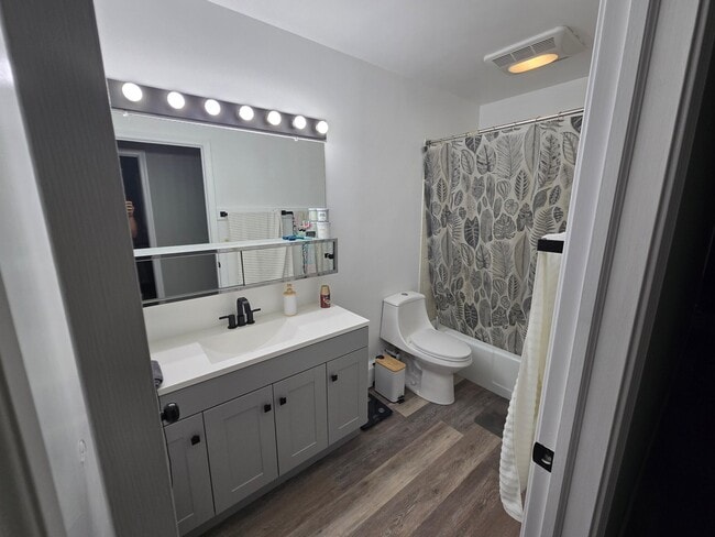 Building Photo - 3025 Shalimar Cir