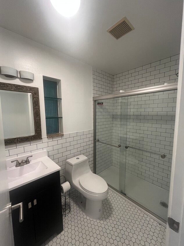 Primary Photo - 2655 E Maple Rd