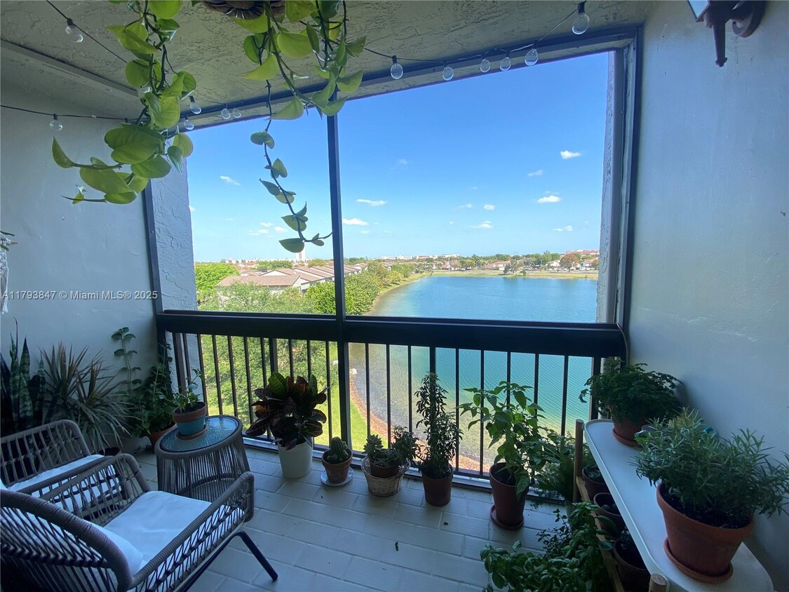 Foto principal - 10288 NW 9th St