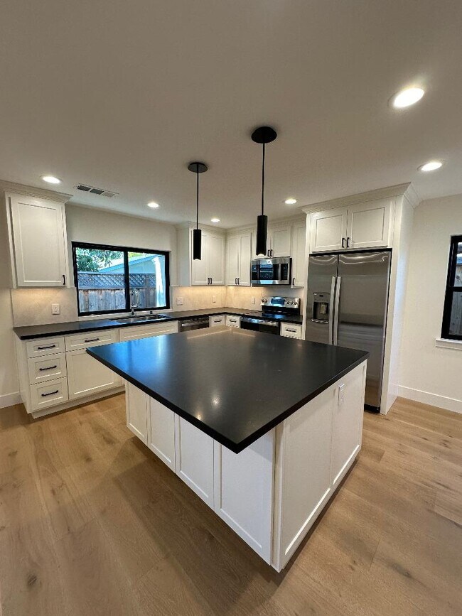 Foto del edificio - 2355 Cory Ave
