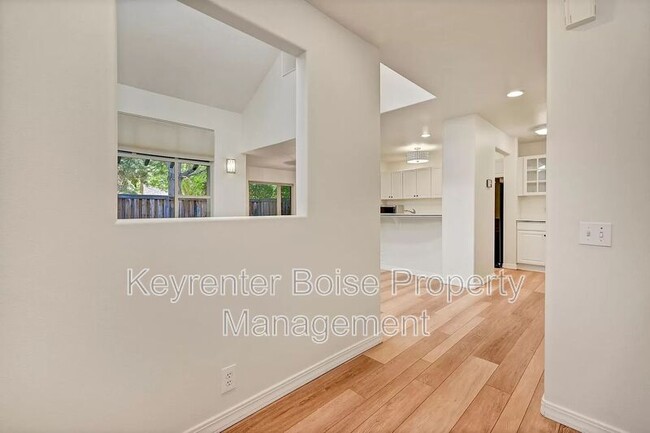 Foto del edificio - 815 E Riverpark Ln