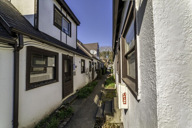 Foto del edificio - Tudor Style Townhome, Close to UW, Great L...