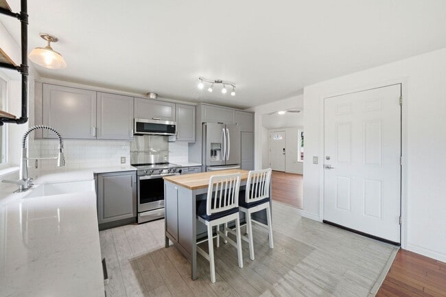 Building Photo - Spacious Lot + Modern Upgrades in Auburn