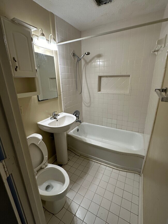 Baño - 2017 N Harding St