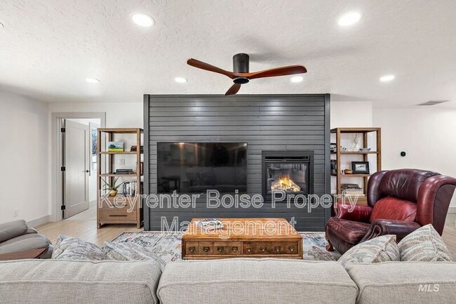 Building Photo - 4115 E Meadow Wood Dr