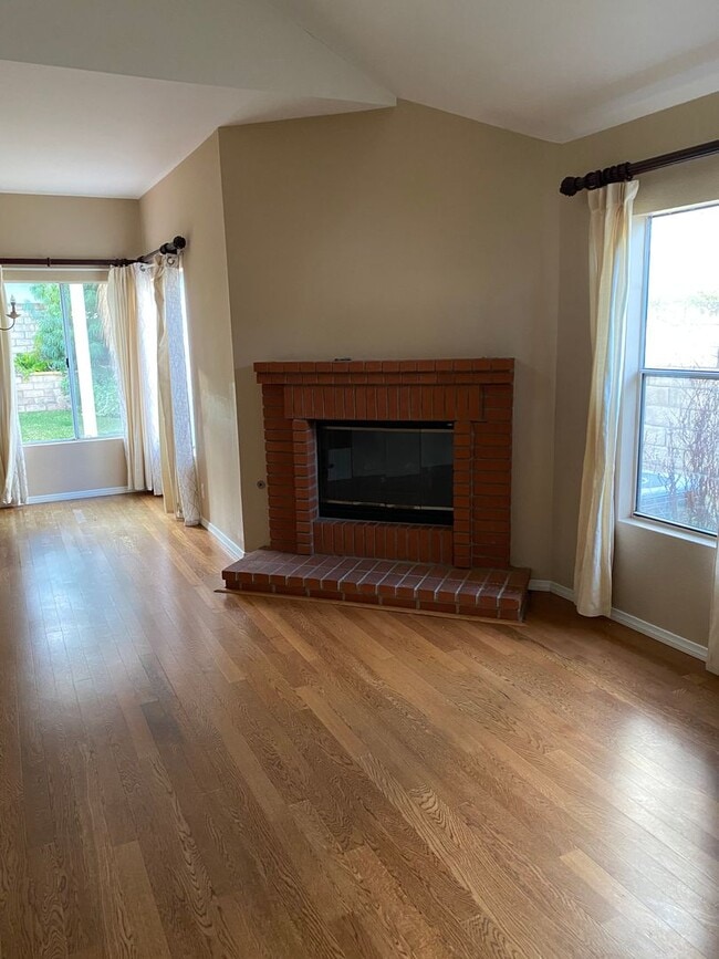 Building Photo - 3 bed, 2 1/2 bath home in the foothills of...