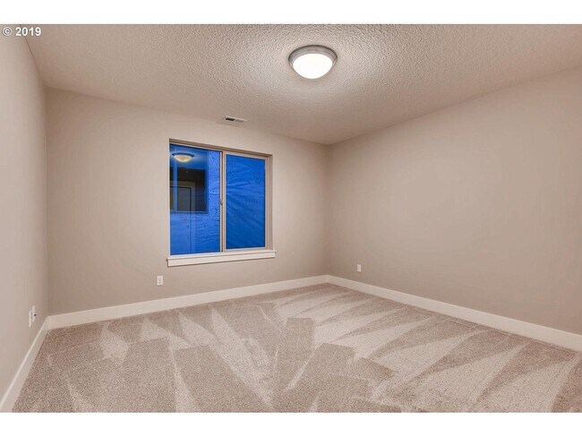 Foto del edificio - Great newer 3 story Townhouse behind Cooper Mountain elementary