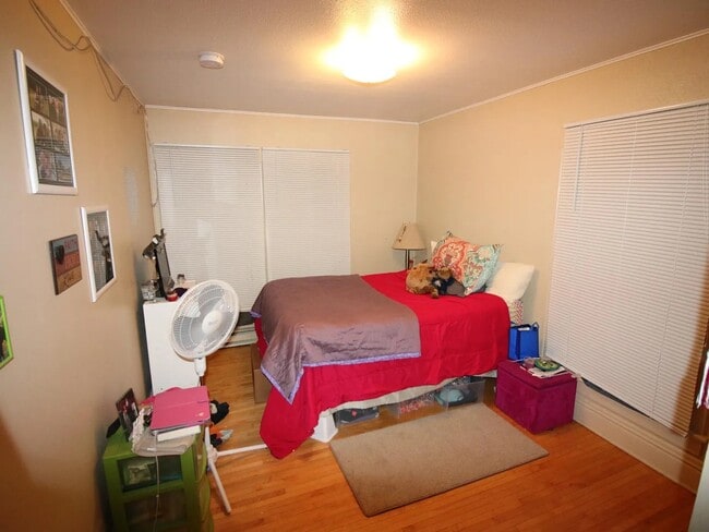 Building Photo - 177 E 9th St