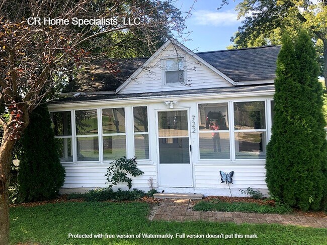 Cozy home in Peoria Heights - 722 E Euclid Ave