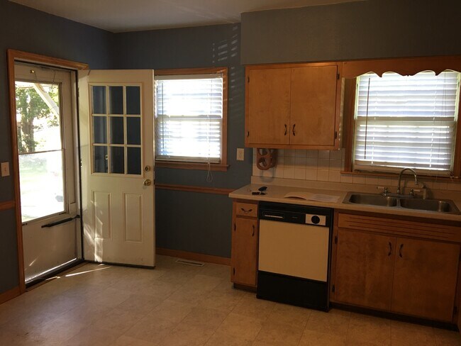 Building Photo - Very nice 2 bedroom 1 bath home with detac...