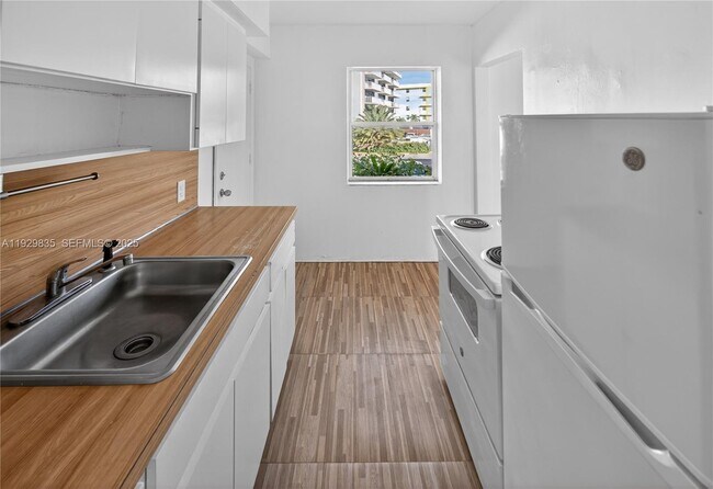 Foto del edificio - 160 S Shore Dr