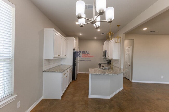 Building Photo - Stylish Glen Rose Home with Open Layout