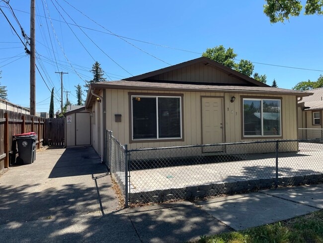 Building Photo - Cozy 2 Bedroom 1 Bath w/Fully Fenced Yard